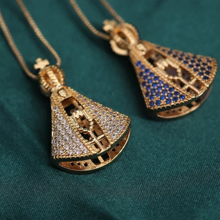 Colar Nossa Senhora Aparecida com Dupla Face - Folheado a Ouro 18K e com Manto de Zircônia (COMPRE 1 LEVE 2)