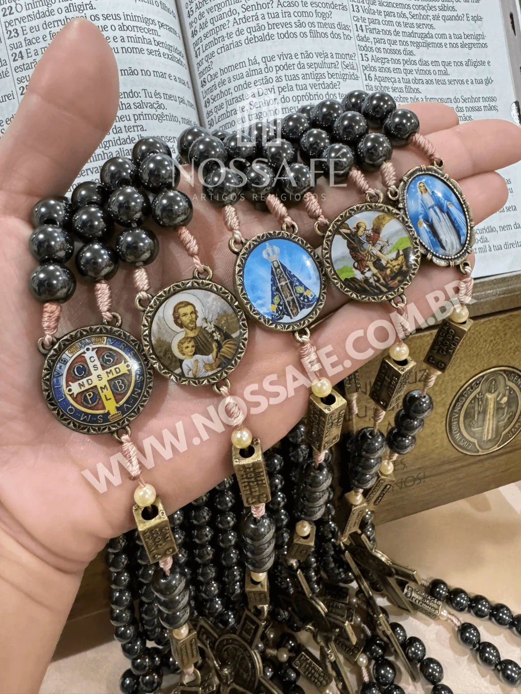 [COMPRE 1 LEVE 2] Terço em Pedras Naturais Hematita Original com os Mistérios do Rosário - 40% de Desconto