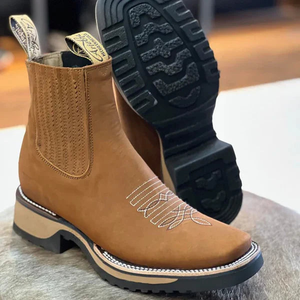 Kit Botina Brave Texana de Couro Robusto e Sofisticado + Brindes: Chapéu, Cinto e Carteira