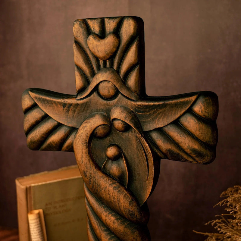Cruz de Madeira Esculpida da Sagrada Família