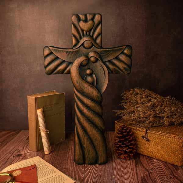 Cruz de Madeira Esculpida da Sagrada Família