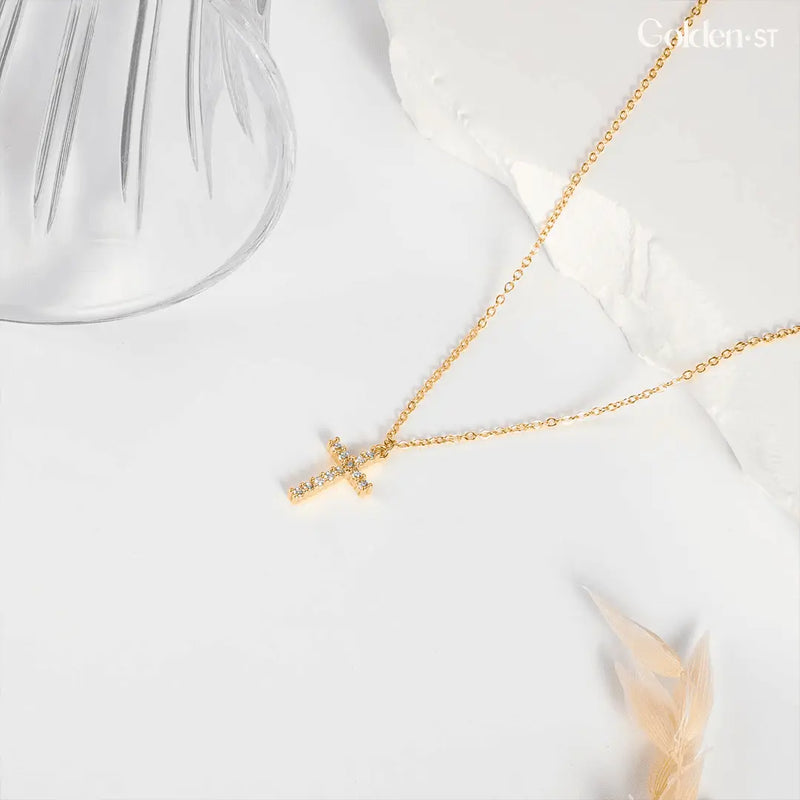 Colar Cruz Cravejada em Zircão e Prata Esterlina Dourada - Minimalista & Luxuosa