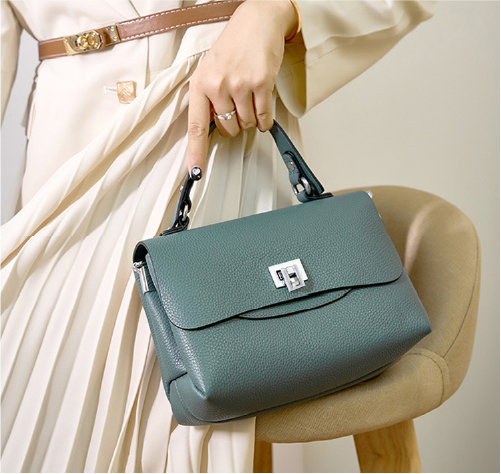 Bolsa Feminina Compacta em Couro Legítimo - Melbourn