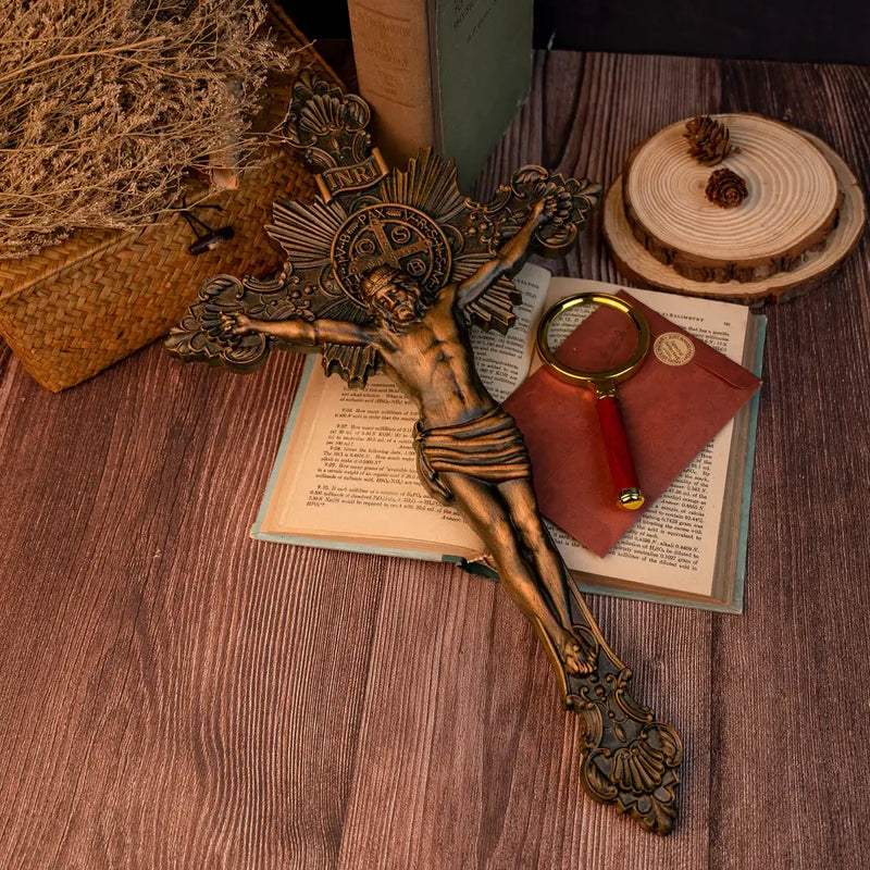Cruz Exorcista de São Bento Esculpida em Madeira