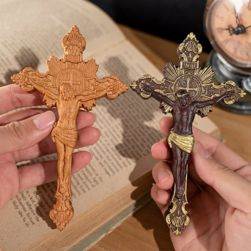 Cruz Exorcista de São Bento Esculpida em Madeira